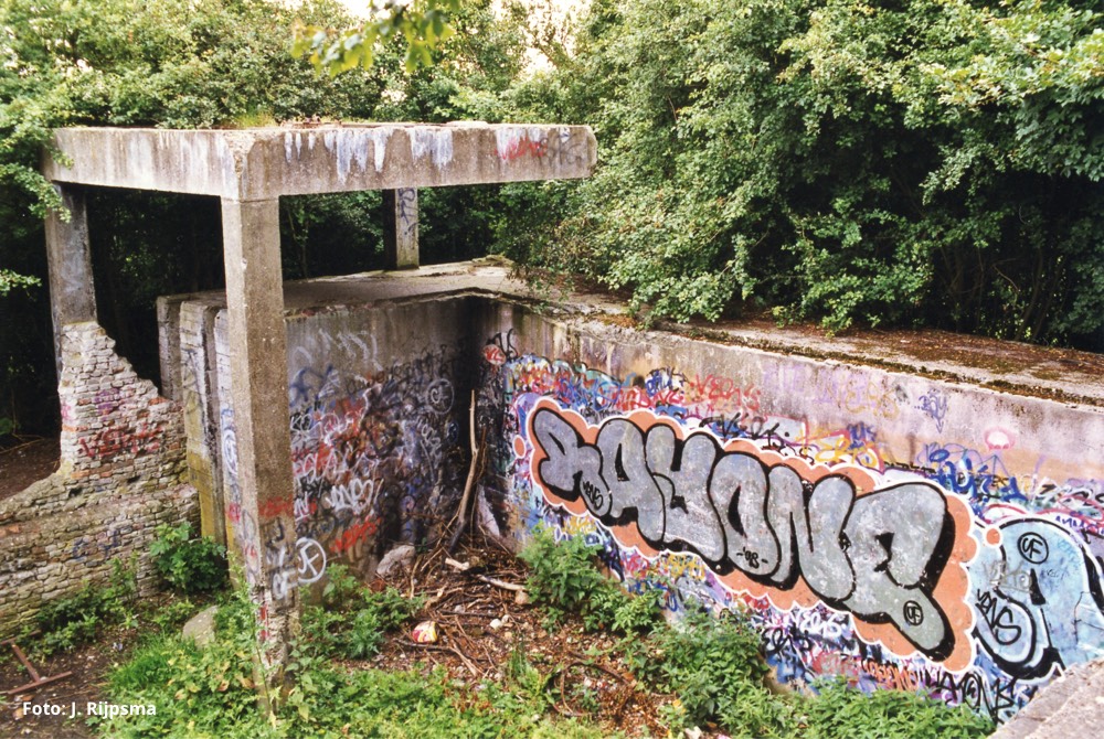 Graffiti en een stookplek in de hoek van een radarbedding nabij Brielle - Foto J. Rijpsma