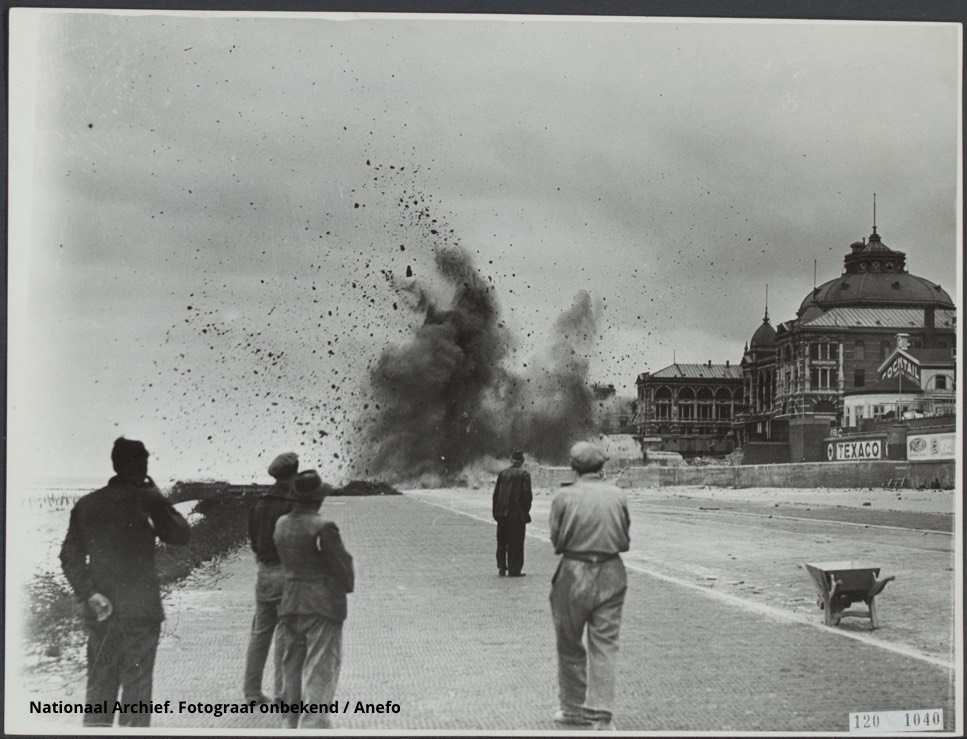 Sloop van bunkers op de boulevard van Scheveningen - Nationaal Archief. Fotograaf onbekend / Anefo